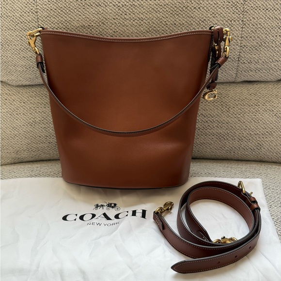 Coach Dakota Bucket Bag in Saddle 1941 - Picture 1 of 7